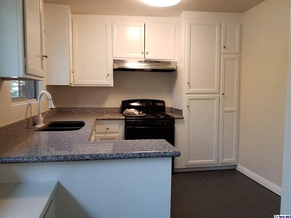 5th image of 2940 Montrose Ave APT 10