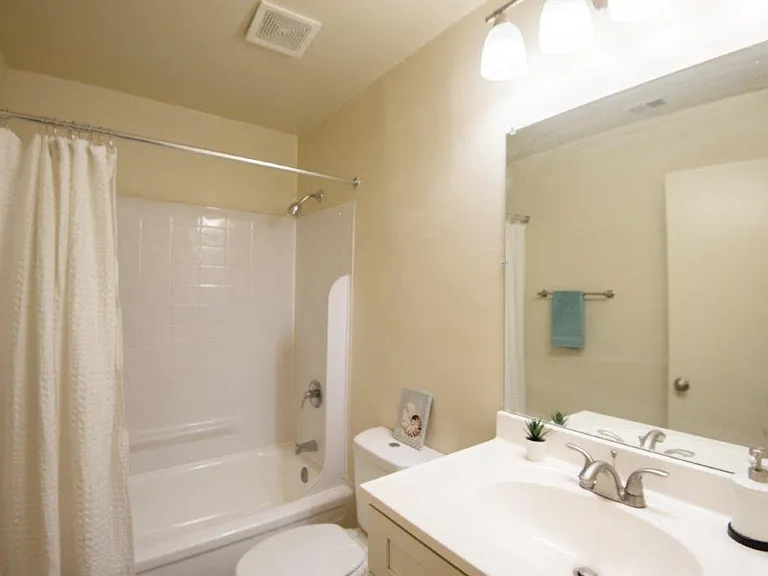 Ross Ridge Apartment Homes — Photo 10