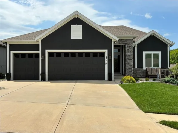 7330 NW Forest Lakes Dr, Parkville, MO 64152