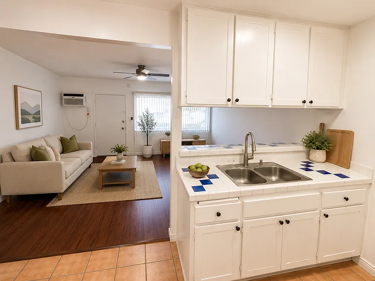 Hollyking Apartments — Photo 7