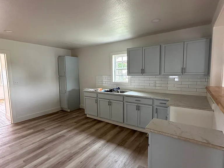 1007 W 3rd St — Photo 2