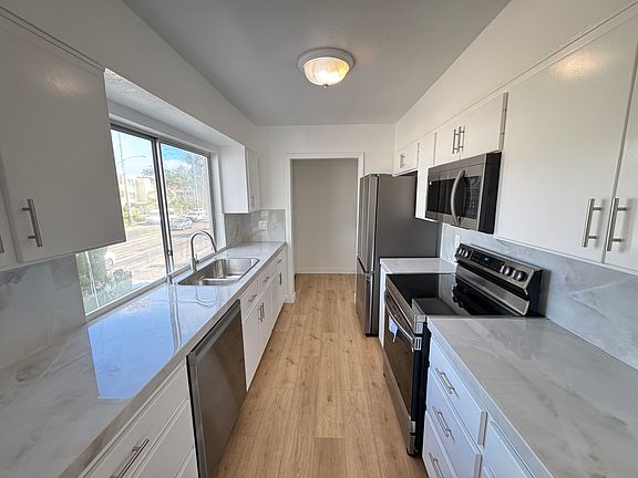 3rd image of 6782 La Jolla Blvd #B