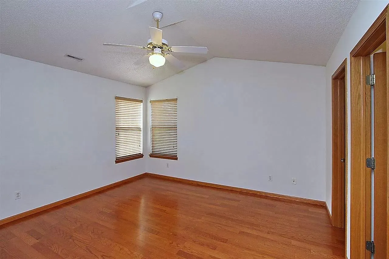 2820 Irving Ave — Photo 4