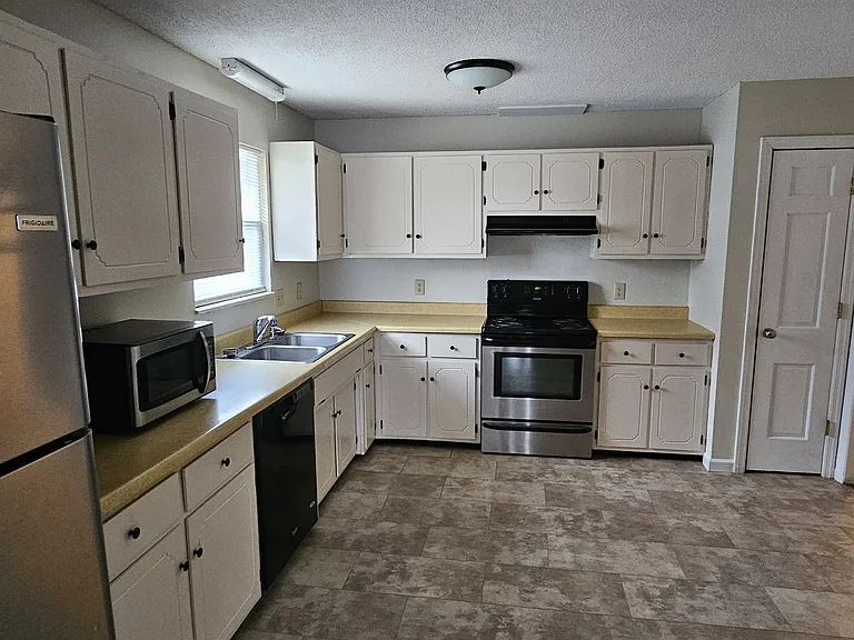 3729 Fairfield Dr — Photo 7