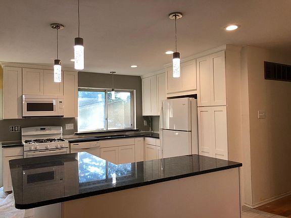 2nd image of 1079 Briarhurst Dr