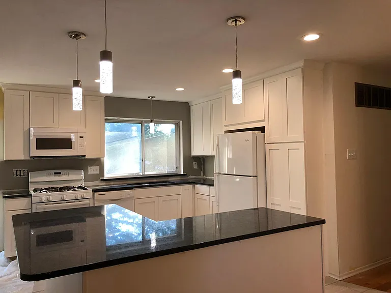 1079 Briarhurst Dr — Photo 2
