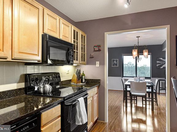 4th image of 205 Yoakum Pkwy Unit 1124