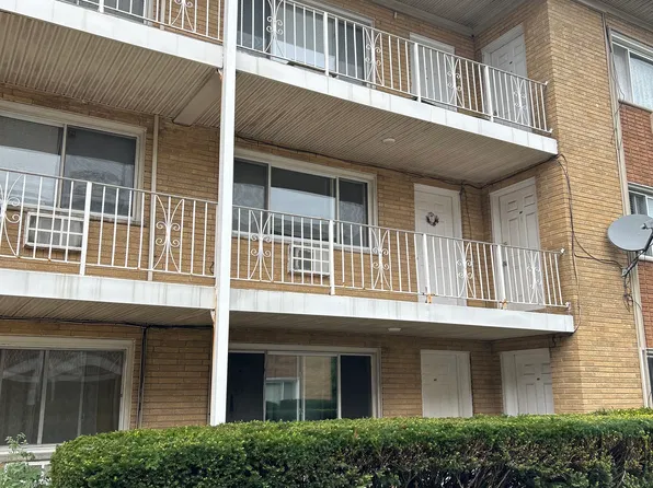 4600 River Rd APT C2, Schiller Park, IL 60176