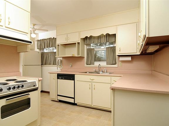 3rd image of 1071 Amelia Dr SW