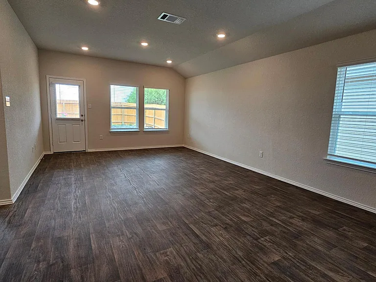 2825 Brogan Crk — Photo 6