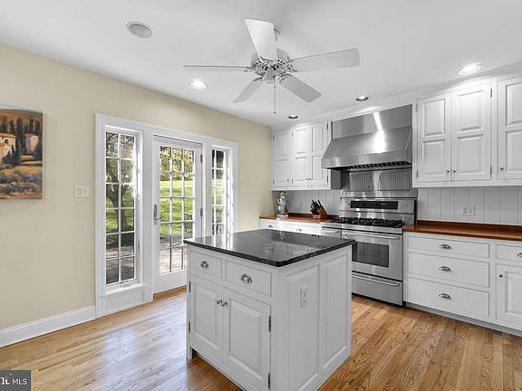4th image of 100 Edgewood Dr
