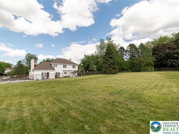 2nd image of 5526 Holiday Dr