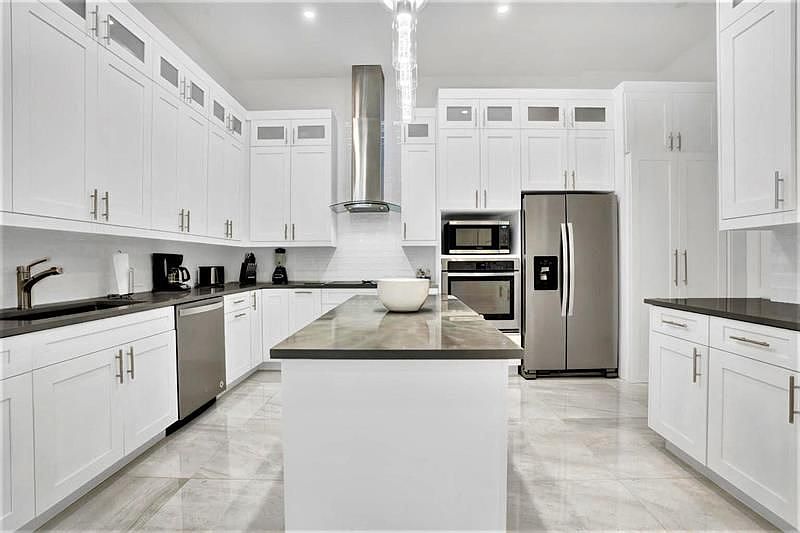 1st image of 2521 Oceanview Ave