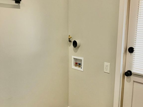 5th image of 120 Roswell Ave APT 1