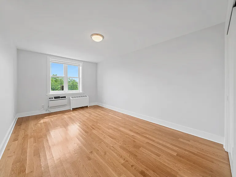 2160 Matthews Ave #7W — Photo 6