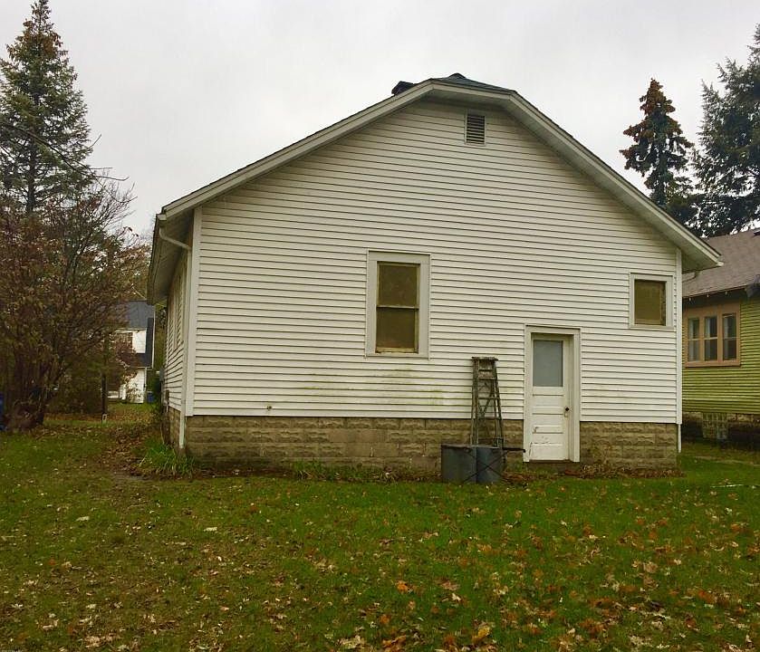 2nd image of 1852 Willard Ave SE