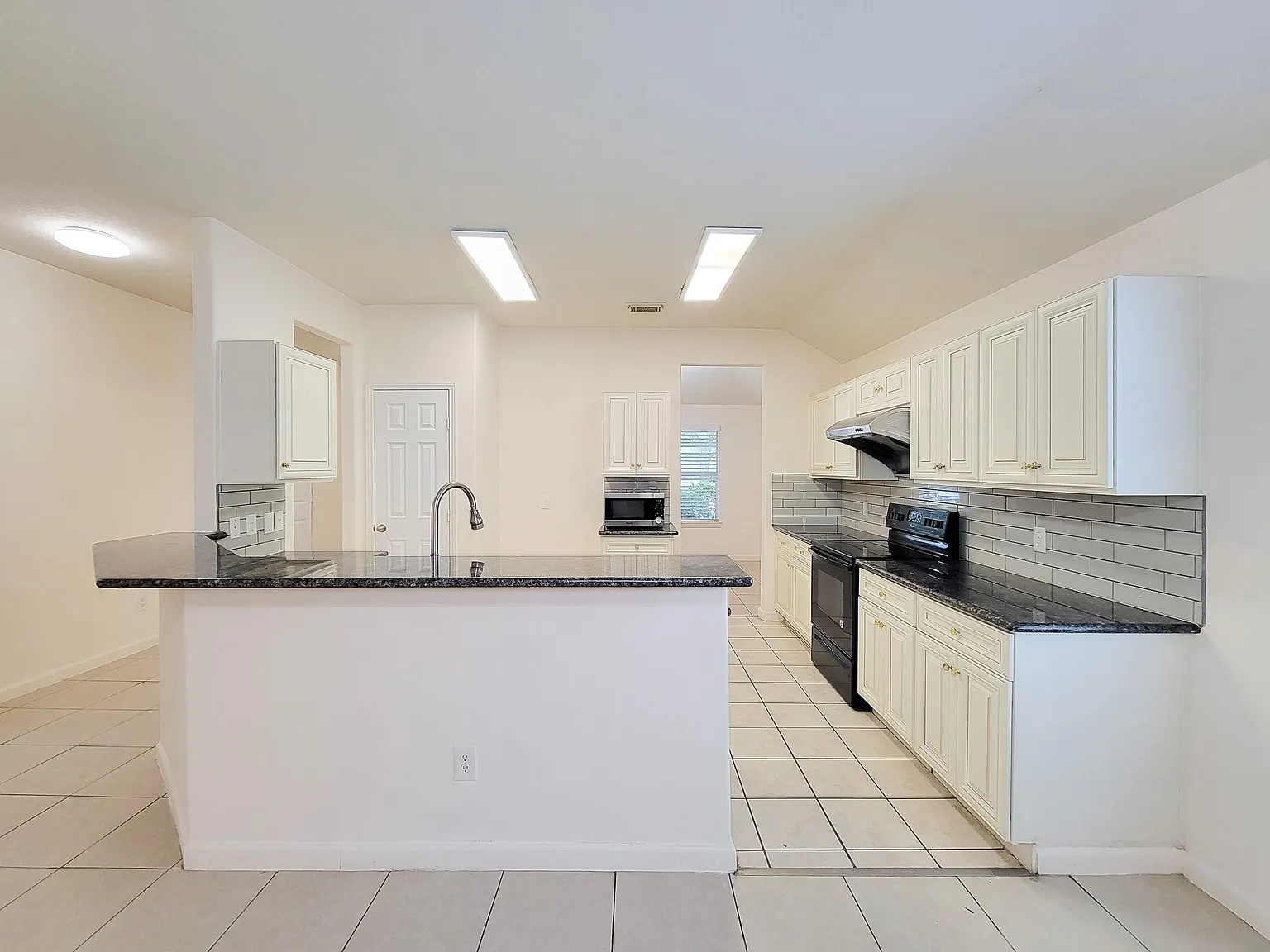 3 bed, 1557 sqft, $2,100 — Photo 2