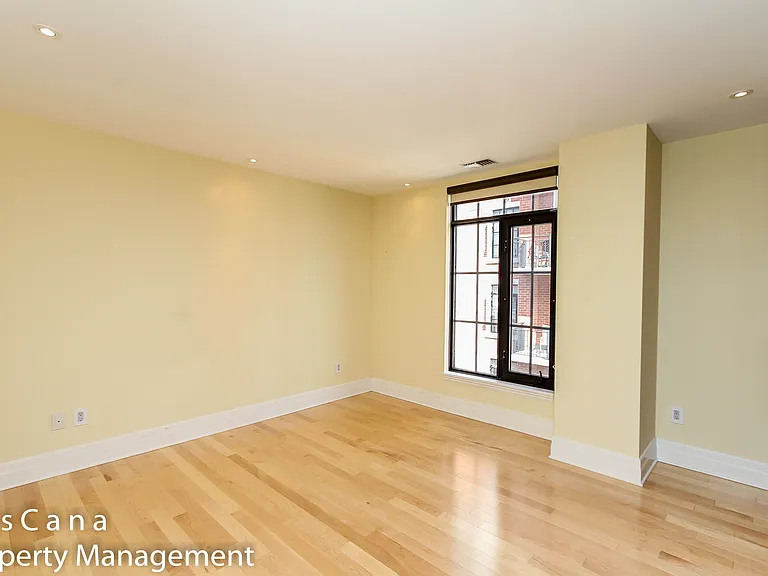 327 Breezehill Ave S #702 — Photo 15