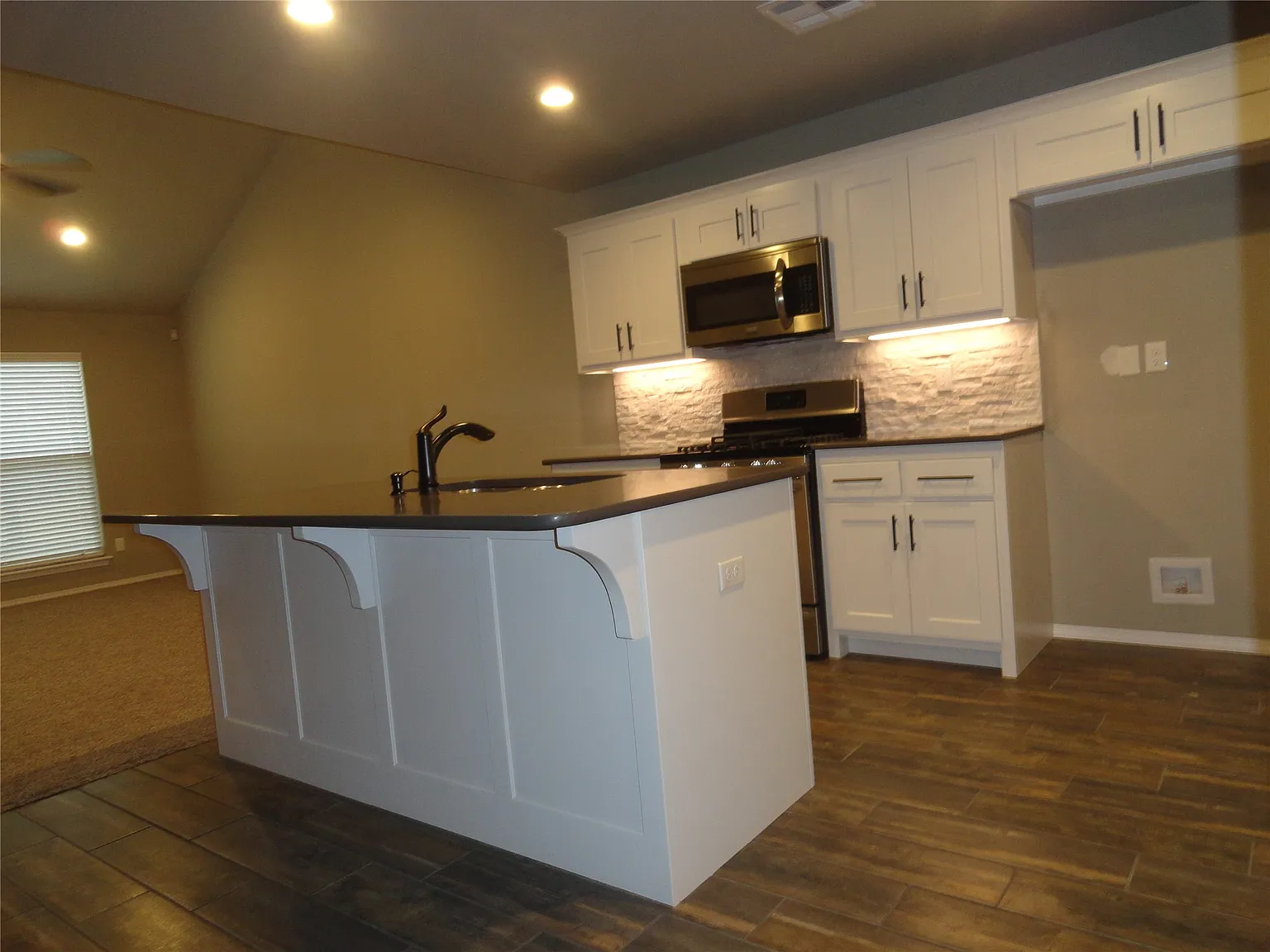 4 bed, 2.0 bath, 1721 sqft, $1,995 — Photo 4