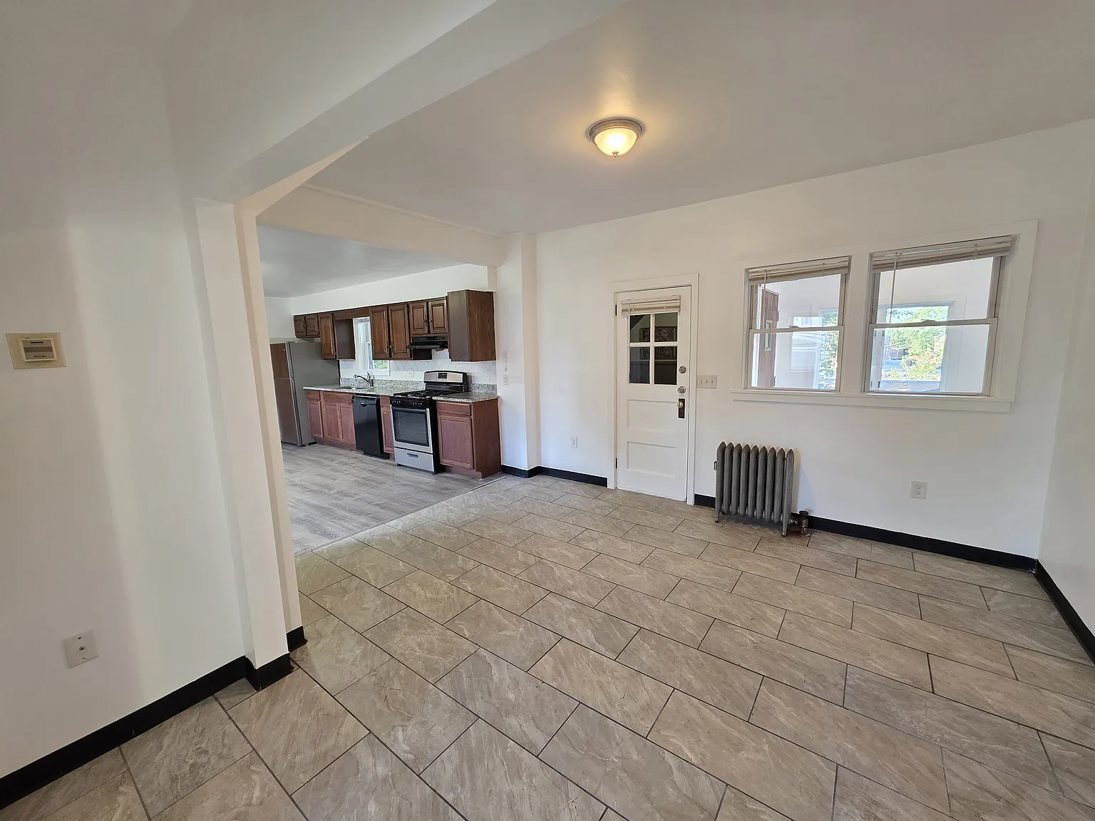  579 Park Ave 1stflr Updated 2b/1b In-Unitlaundry Sunroom! Petsok Prkg — Photo 4