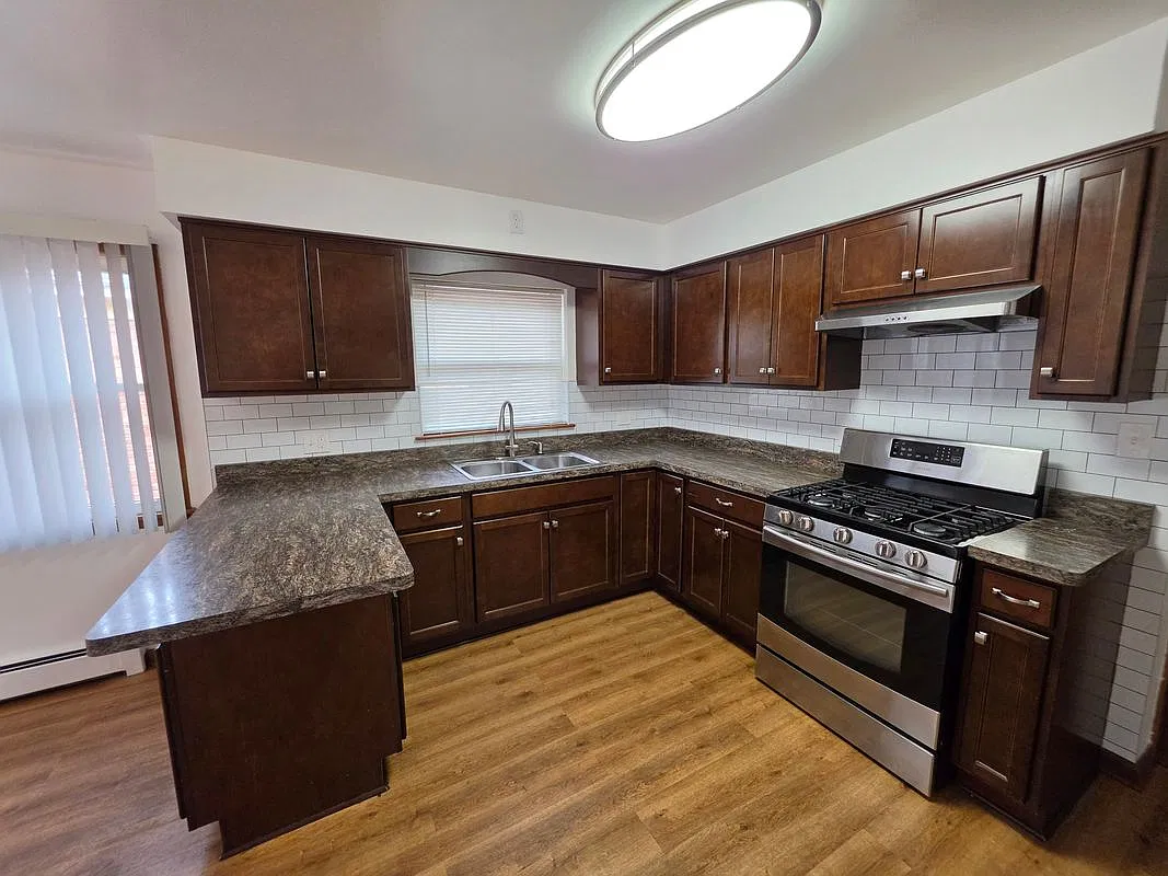 3 bed, 1.0 bath, 1300 sqft, $2,350 — Photo 2