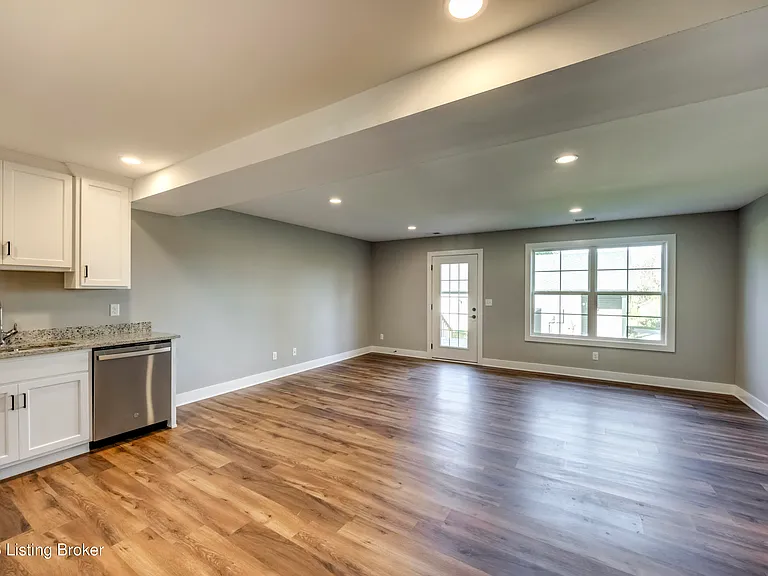 114 N Elm Grove Ave — Photo 20