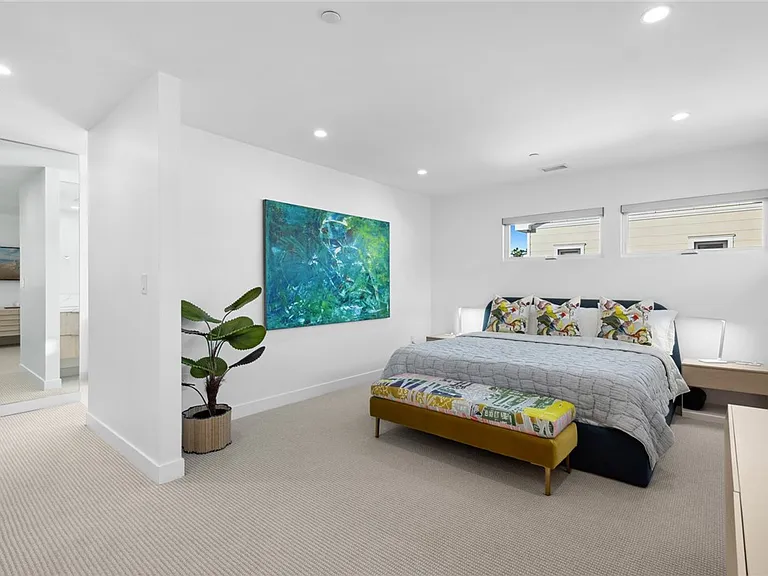 1576 E Ocean Blvd — Photo 9