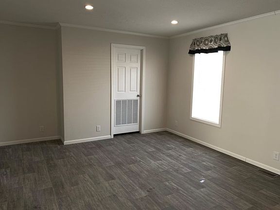 3rd image of 9529 Earl Dr