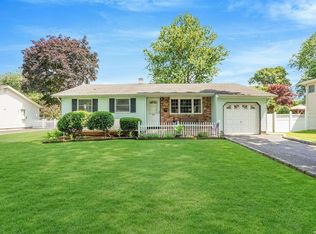 258 Matthews Rd, Oakdale, NY 11769