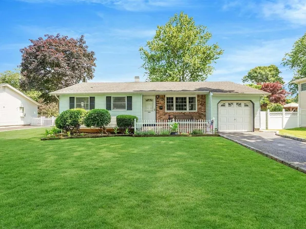 258 Matthews Road, Oakdale, NY 11769