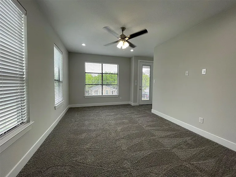 2417 N Winnetka Ave — Photo 11