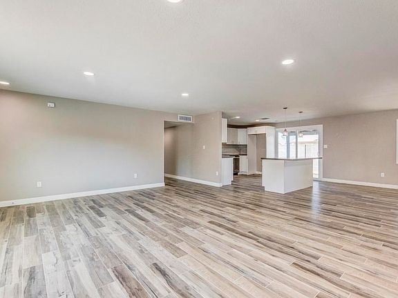 4th image of 1550 W Surrey Ave