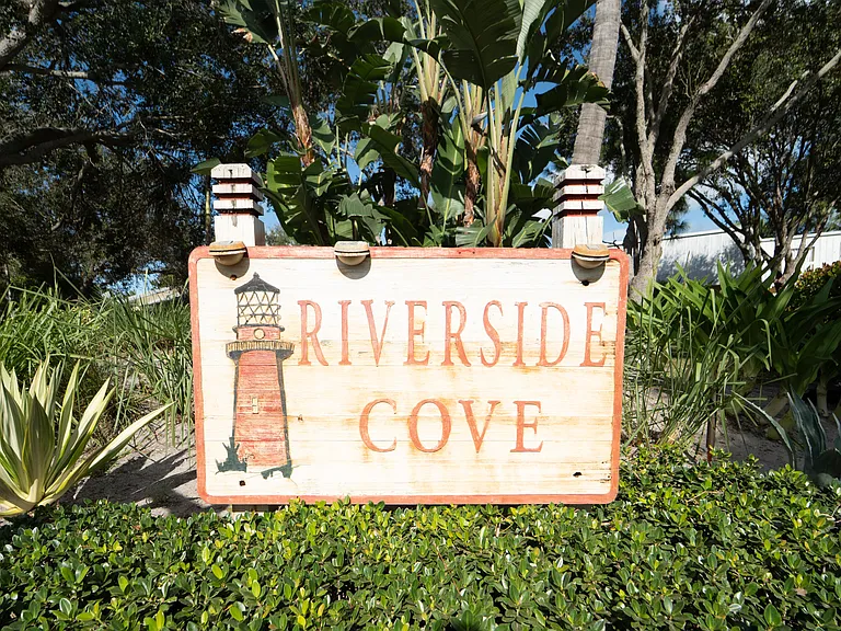 141 E Riverside Dr #10D — Photo 35