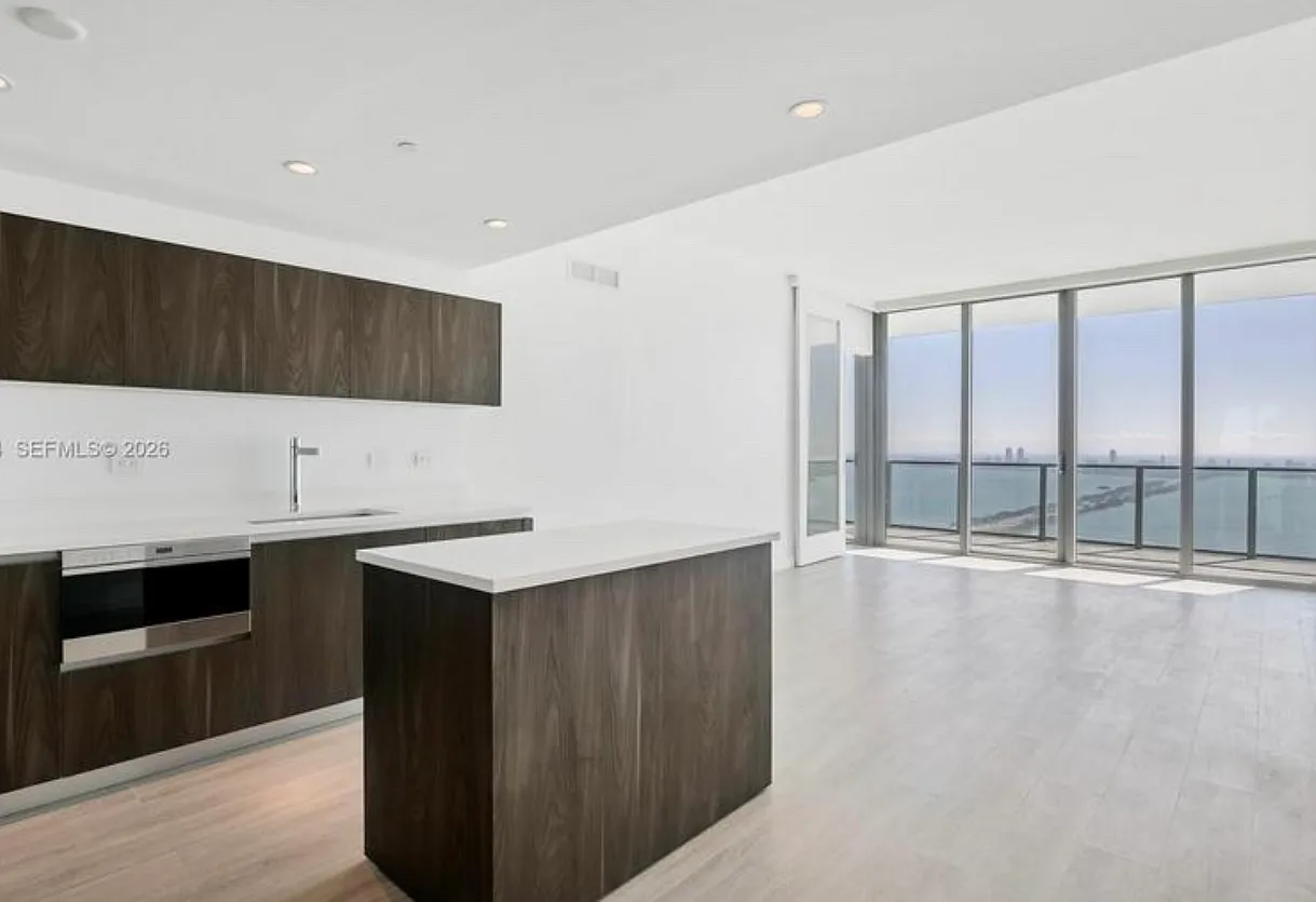 3 bed, 3.5 bath, 1526 sqft, $8,700 — Photo 3