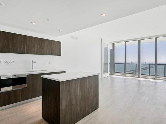 3rd image of 650 NE 32nd St Unit 4803