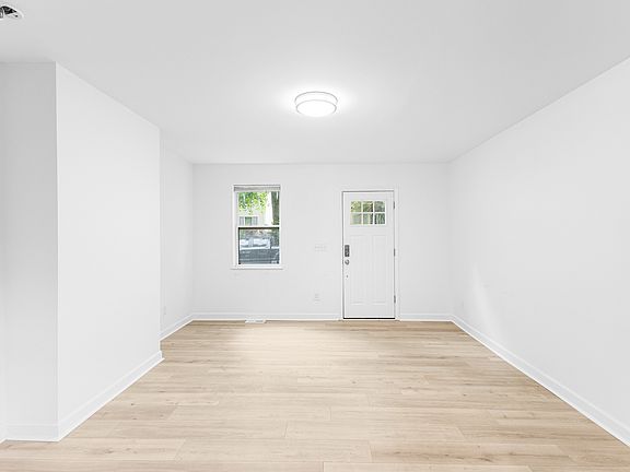 4th image of 544 E Beck St #544