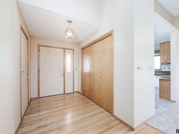 2nd image of 808 E 61st St