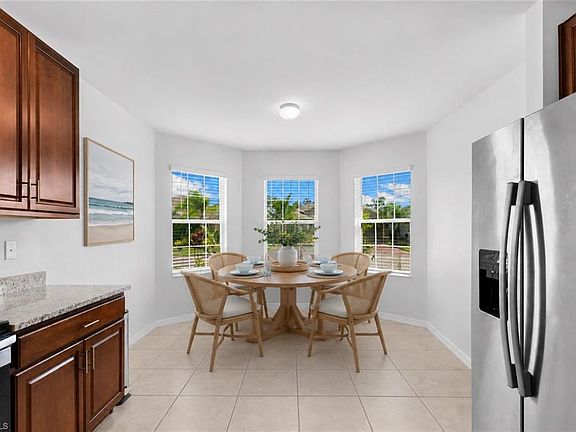 3rd image of 722 Hadley PL W