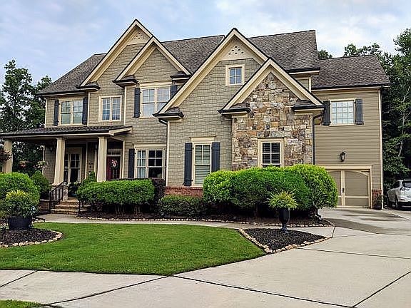 Three Car Garage/4 spaces