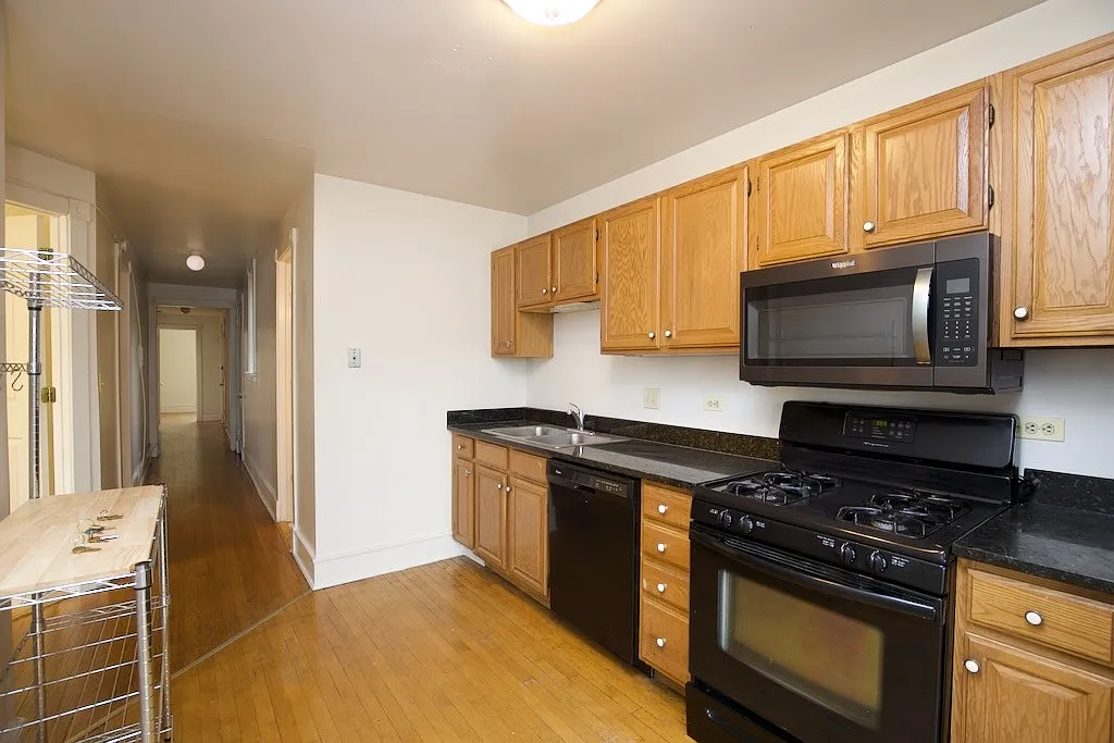 Radical 4 Bed, 2 Bath at Sheridan + Columbia (Rogers Park) — Photo 4