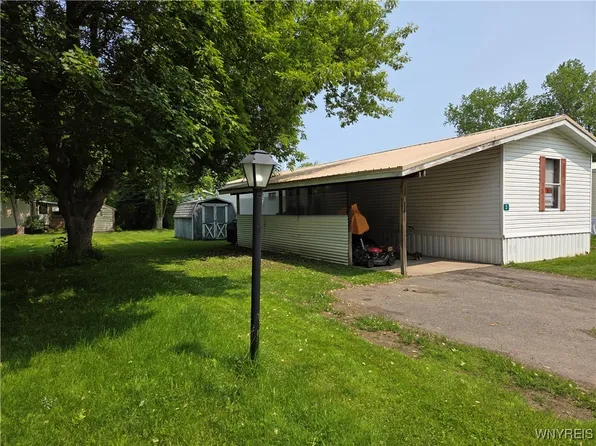 3 Pebbleridge Dr, Medina, NY 14103