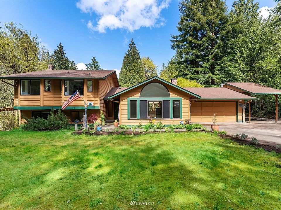 Welcome home to this large Tri Level on acreage!