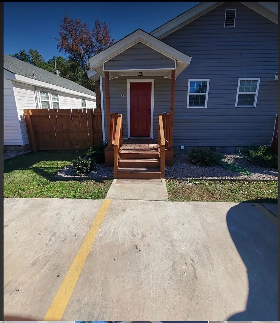 528 Manchester St — Photo 2