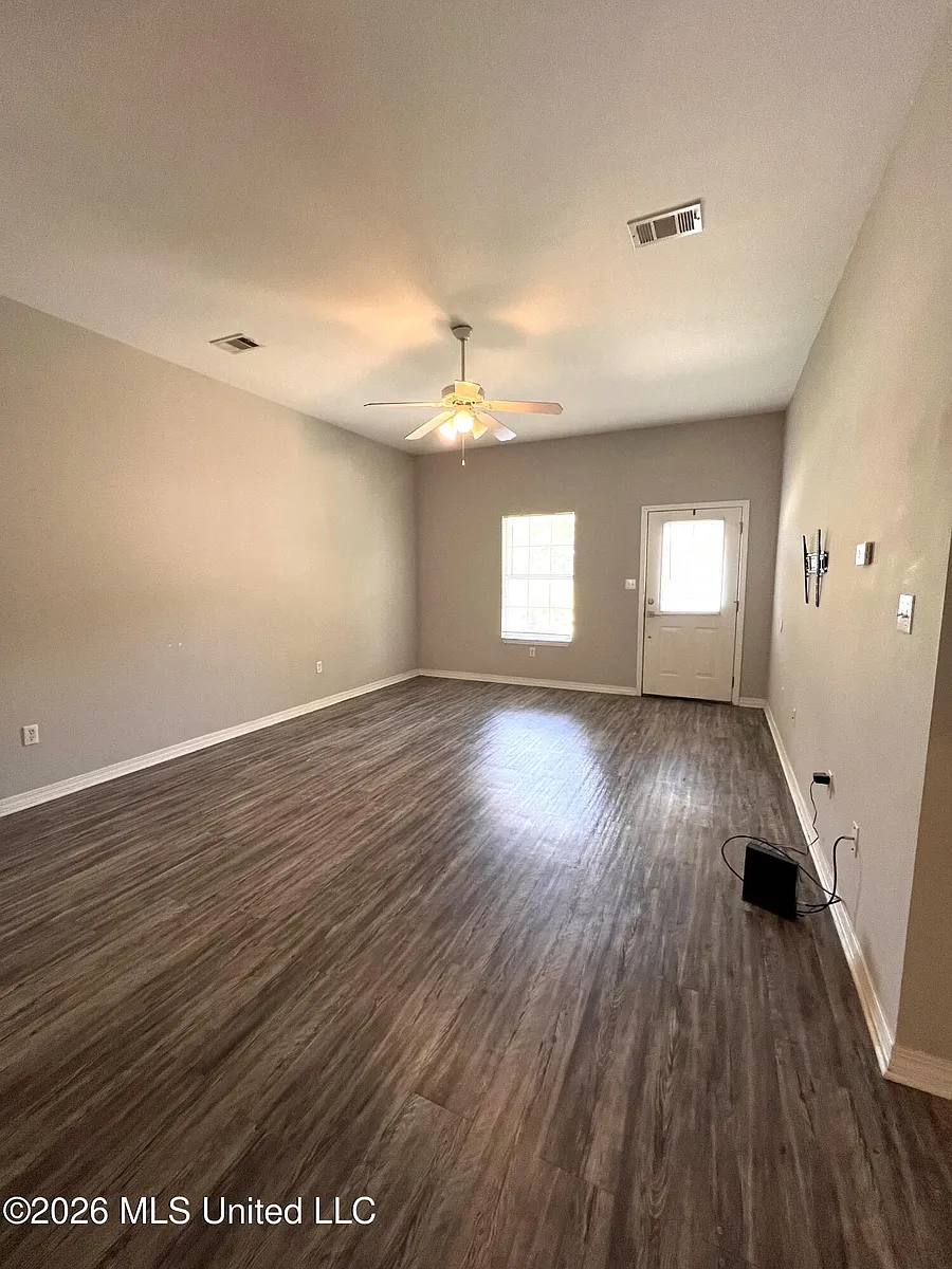 Building Photo - 3633 Southward Dr #B
