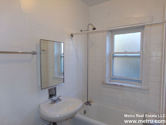 3rd image of 6538 N Lakewood Ave APT 2