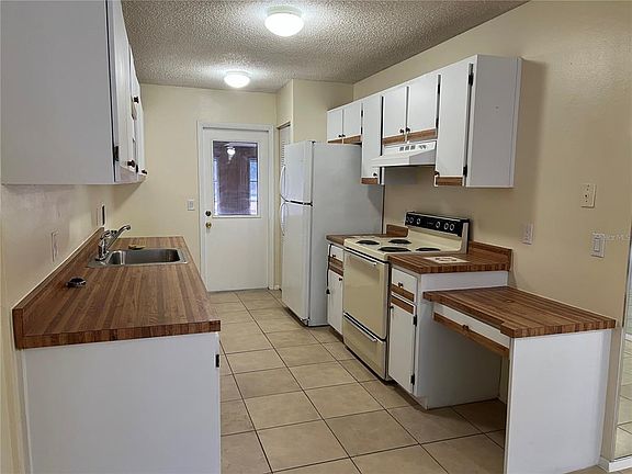 3rd image of 410 W Rosewood Ln