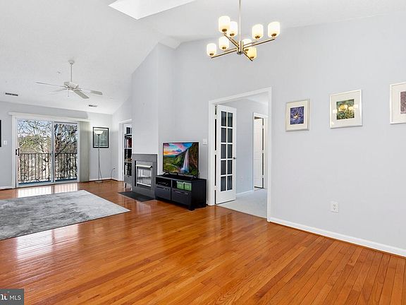 4th image of 10007 Vanderbilt Cir APT 14