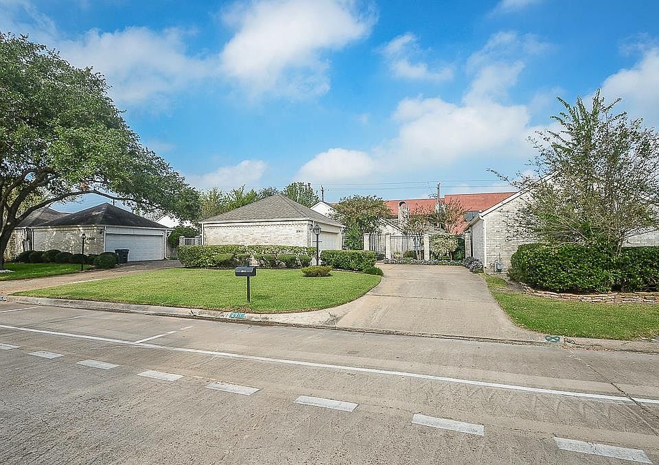 1st image of 2911 Country Club Blvd