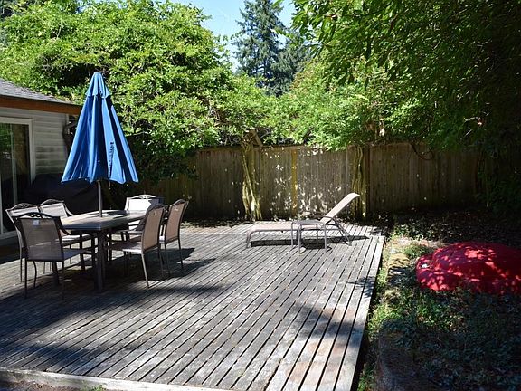 Entertainment-sized back deck.