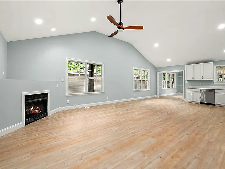 39 Nottingham Ln — Photo 1